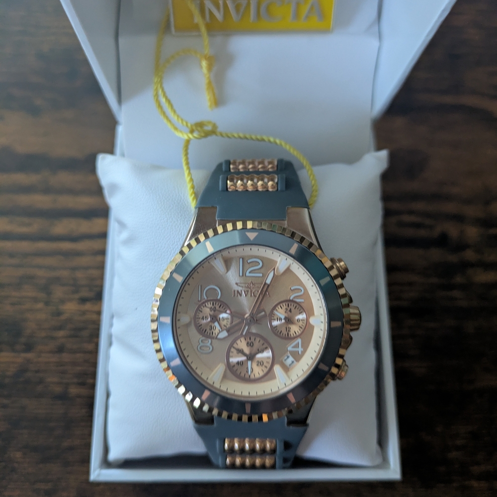 Invicta Unisex Rose Gold and Gray Chronograph Watch - ⌚🔥 Stunning!